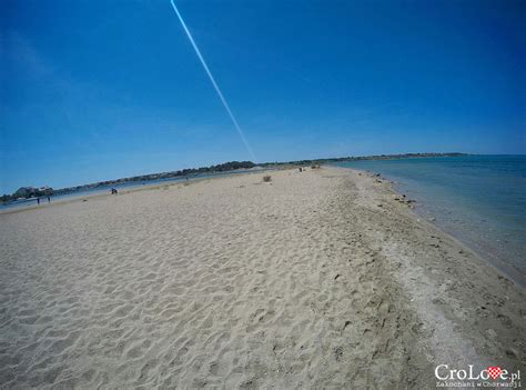 Chorwacja słynie z długiej linii brzegowej obfitującej w złote piaszczyste plaże, malownicze półwyspy, zaciszne zatoczki oraz. Piaszczyste plaże w Chorwacji. Gdzie są i jak znaleźć?