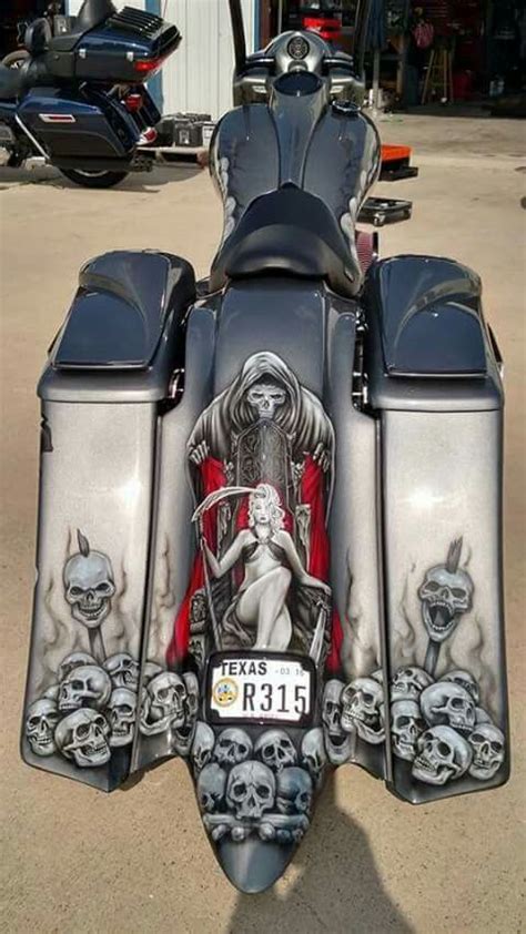 Bagger With Skull Paint Custom Baggers Harley Davidson Bikes Custom