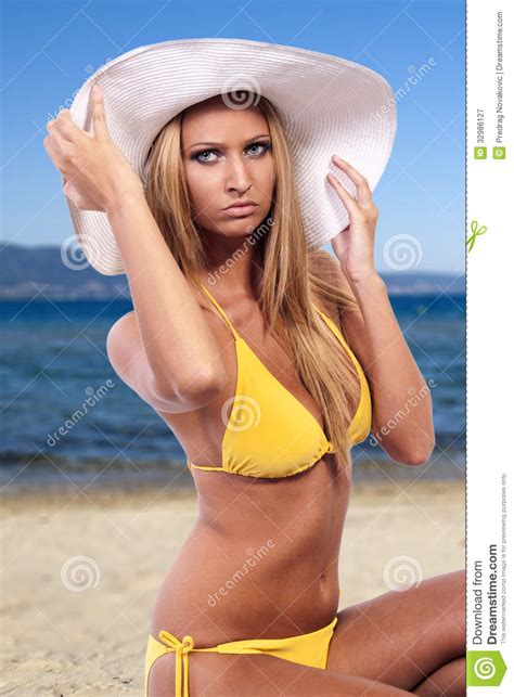 Mujer Atractiva En Un Bikini Amarillo Imagen De Archivo Imagen De Feliz Manera 32986127