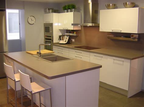 Si tienes la gran suerte de poder poner una isla en tu cocina, ni lo dudes, ¡hazlo! Proyectos de Cocinas con Isla - Sobre Cocinas