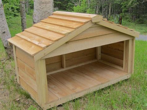Step by step tutorial for how to make a simple contemporary raised feeding station for your cat or dog. Outdoor cat feeding station | Feral cat house, Diy dog ...