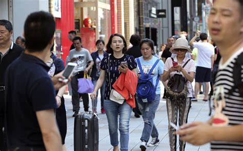 Chinese Tourists Going To Singapore Will Be Given A 30 Page Handbook Of