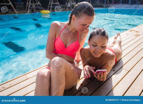 Duas Meninas Bonitas Que Tomam Um Selfie Ao Lado Da Piscina Imagem De Stock Imagem De Adulto