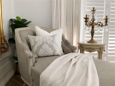 Rococo une chaise longue lumineuse imaginée par gianni arnaudo pour slide, est une chaise où il fait bon se relaxer. Camila Chaise Lounge - Rococo Decor