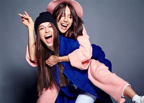 Modeporträt Von Zwei Lächelnden Brünetten Frauenmodellen Im Sommer Lässigen Hipster Mantel