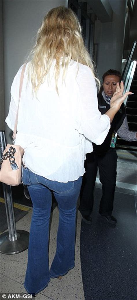 Kate Hudson Flashes A Glimpse At Her Stomach As She Jets Out Of Lax