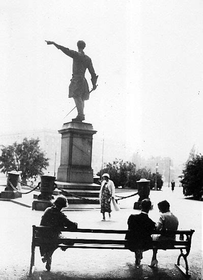 Som ett exempel på en staty som sprider antidemokratiska värderingar tar björinge upp envåldshärskaren karl xii, och föreslår att statyn av denne ersätts med en staty av klimataktivisten. Karl XII's staty på Karl XII' s torg,(Kungsträdgården ...