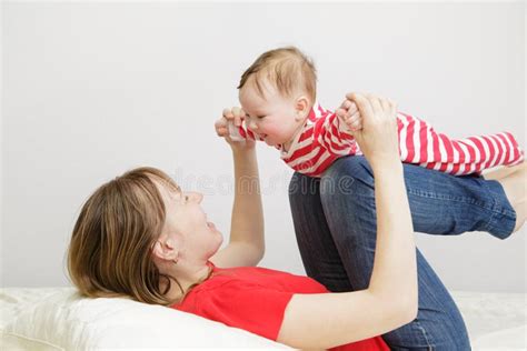 Mutter Und Kind Die Zu Hause Spielen Stockfoto Bild Von Mädchen