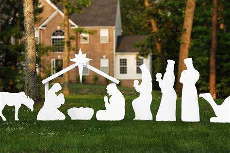 If you lack the confidence of thinking outside the box, then ask your kids or the neighborhood geek down the street. Helpful Guide to Large Outdoor Christmas Decorations - Outdoor Nativity Store