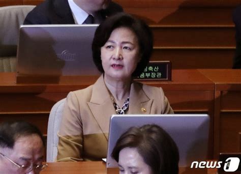 청와대는 지난 1월 8일부터 18일까지 개편에 앞서 온라인 설문조사를 통해 국민의견을 수렴했다. '검찰수사 방해'.."추미애 해임하라" 국민청원 20만명 돌파 ...