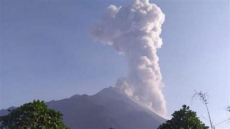 gunung merapi meletus semburkan abu vulkanik setinggi 6 000 meter