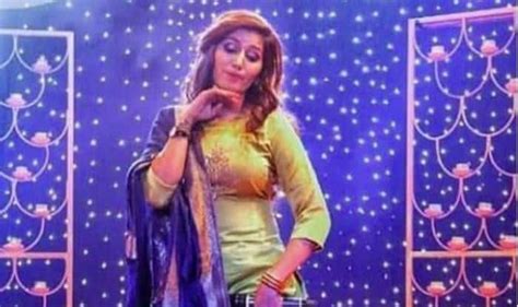 haryanvi dance sensation sapna choudhary flaunts her hot desi thumkas on solid body at recent