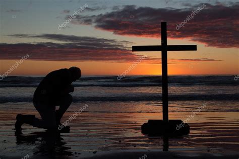 Man Kneeling Cross — Stock Photo © Rghenry 30785913