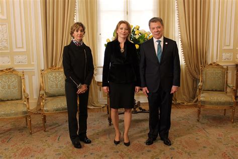 Despeja polonia el centro de koke pero enseguida recupera españa que está muy comprometida e intensa en la presión tras pérdida. Nueva Embajadora de Polonia en Colombia le entregó sus ...