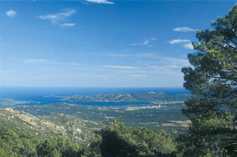 À l'abri des anciennes fortifications génoises, les ruelles de. Porto-Vecchio et sa région : Porto-Vecchio vu de l'Ospedale