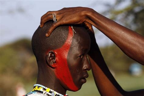 Le Rite De Passage Maasai Du Kenya Est Une Tradition Ancienne Et Colorée