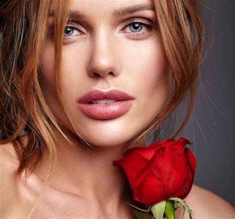 Retrato Da Moda Beleza De Modelo Jovem Loira Com Maquiagem Natural E Pele Perfeita Com Linda