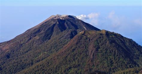 Memiliki puncak gletser dan batuan hitam, tapi tantangan pertama ada pada ruter pertama. 10 Gunung Api Tertinggi di Indonesia dan Pernah Meletus ...