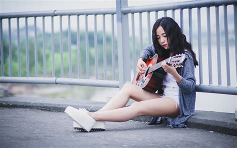 Азиатка брюнетка с гитарой на мосту обои для рабочего стола картинки