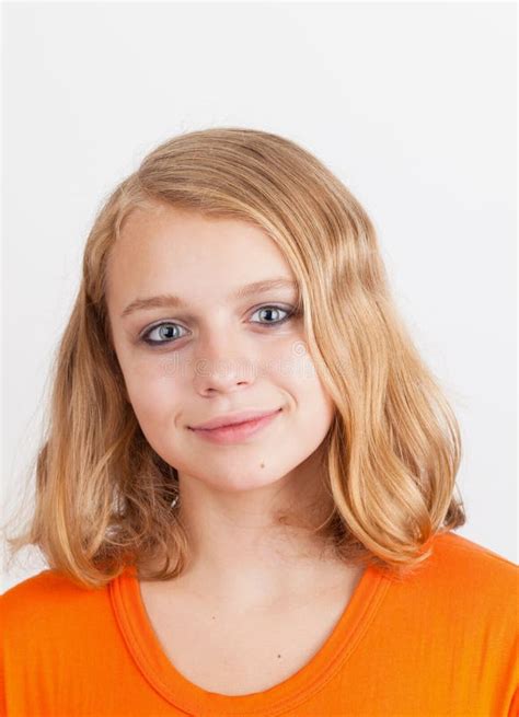 portrait caucasien blond de sourire d adolescente photo stock image du gentil positif 59903036
