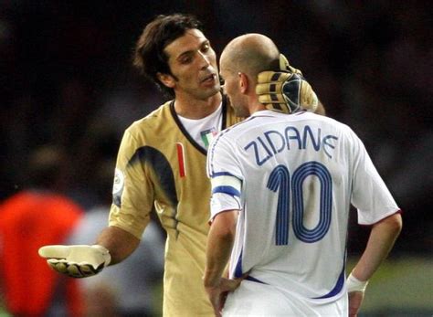 Lange wurde über den legendären kopfstoß von frankreichs zinedine zidane gesprochen und was sein opfer, marco materazzi, wohl zu ihm wohl. Zinédine Zidane et Gianluigi Buffon, adversaires depuis ...