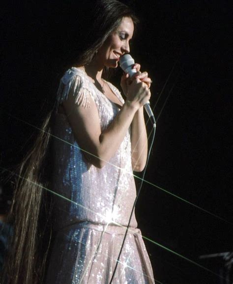 Glamorous Photos Of Crystal Gayle In The S And S Vintage Everyday