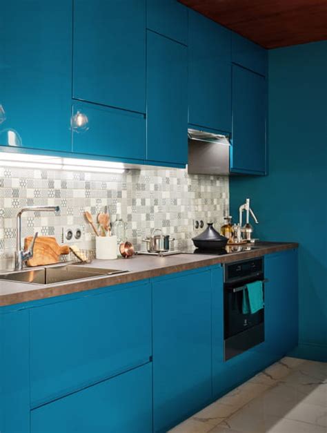 une cuisine bleue laquee le long du mur