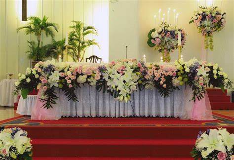 Rangkaian pada contoh foto adalah rangkaian buat altar mimbar gereja yang didesain cerah. Seni Merangkai Bunga Altar Gereja | Lusius Sinurat