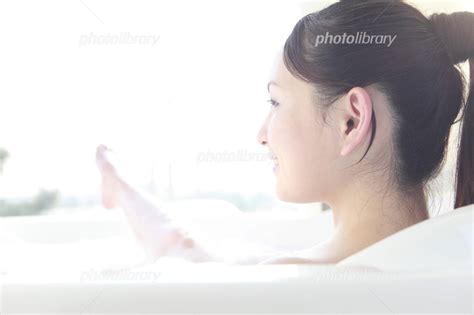 お風呂に入ってリラックスしている女性 写真素材 2322115 フォトライブラリー photolibrary