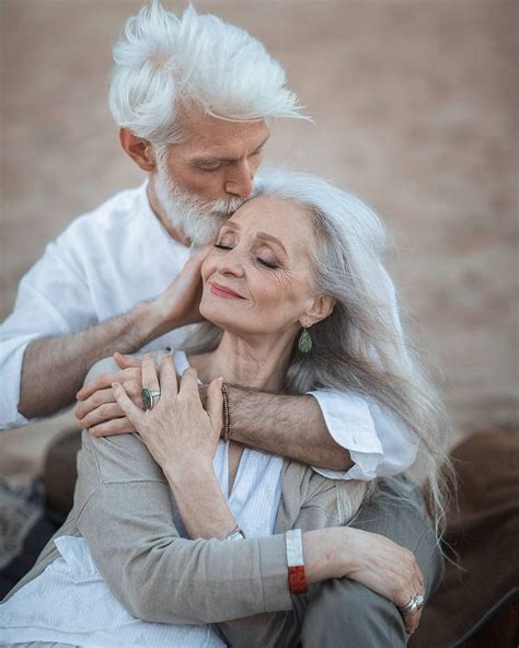 30 Elderly Couples Who Prove That Love Has No Age Limit Couples Growing Old Elderly Couples