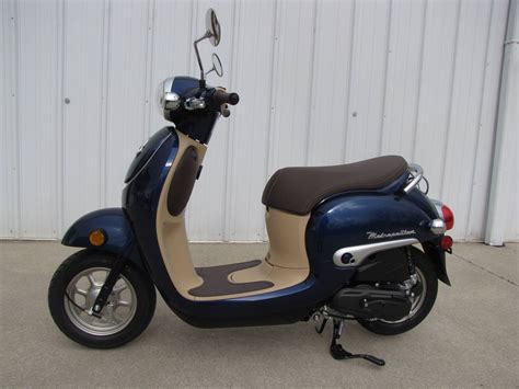 All you have to do is turn the key, press the electric starter, and go. Pin by Chris Vu on honda metropolitan | Honda metropolitan ...