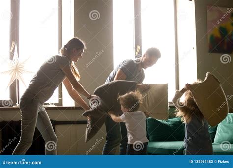 Junge Familie Die Kissenkampf Mit Sohn Und Tochter Spielt Stockbild Bild Von Bruder Freizeit