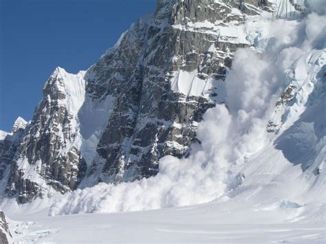 Definitions, translations, and word of the day. avalanche - définition - C'est quoi