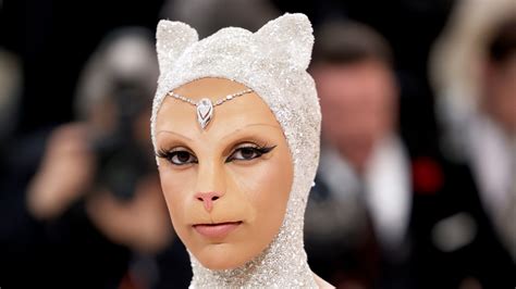 Doja Cat Dresses Up As Karl Lagerfelds Cat For Met Gala Debut