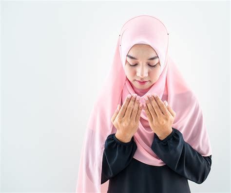 Premium Photo Muslim Woman Pray In Hijab