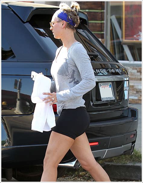 popoholic blog archive kaley cuoco busts out her impressive post workout booty