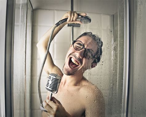 Cantando bajo la ducha aprende a co crear el mejor día de tu vida