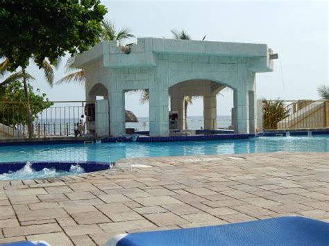 Adult Only Swim Up Pool Bar Picture Of Holiday Inn Resort Montego Bay Tripadvisor