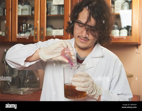 Chemist Hi Res Stock Photography And Images Alamy
