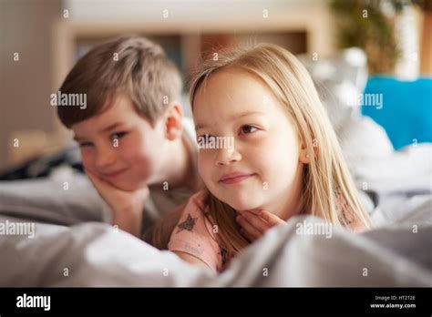 Kleinen Bruder Und Schwester Im Bett Stockfotografie Alamy