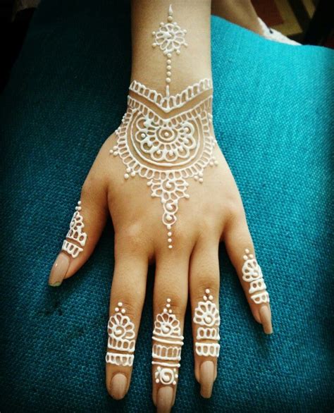 Shades Of Arts By Vidya Henna Design Using White Henna Modèles