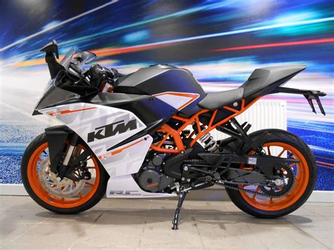 Ktm have certainly been ramping up their street bike assault recently and the latest shot across the bows of the established street bike players to come from mattighofen is the new ktm. KTM RC 390 ABS 2015