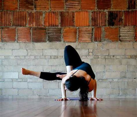 Some Insane And Difficult Yoga Poses People Wouldnt Dream Of Trying