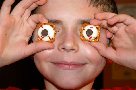 Edible Eyeballs For Halloween