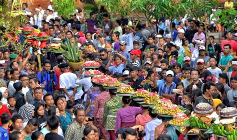 Masyarakat melayu di malaysia kebanyakan adalah sama dengan masyarakat melayu yang berdiam di beberapa wilayah indonesia, meskipun di beberapa wilayah merupakan kelompok tersendiri (misalnya di sarawak, sabah, atau kelantan). 12+ Adat Istiadat Jawa Beserta Penjelasanya [Paling ...