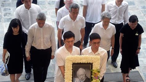 Lee kuan yew, centre, with members of his family in 2003. Lee Kuan Yew's grandson faces threat of legal action ...