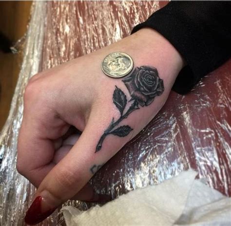 Lista 104 Foto Tatuaje De Una Rosa En La Mano Cena Hermosa