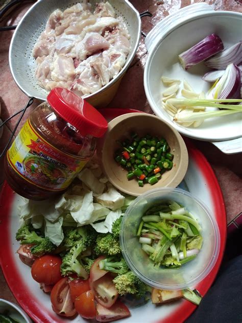 Hidangan tersebut adalah tom yam. My Life & My Loves ::.: masak Tomyam Ayam penuh sekuali