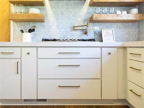 This type of door is incredibly versatile and can easily give you either a traditional or modern look. Modern, white, open kitchen with slab door cabinets | Slab ...