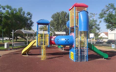 שבעה זוגות סנדלים יפים במכירות סוף העונה. גן ציבורי אברהם ליכטנשטיין - באר יעקב City